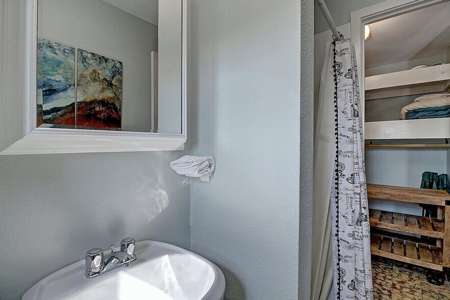 Building Photo - 134 N Alister St