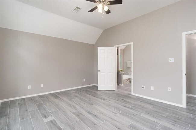 Building Photo - 3622 Englewood Dr