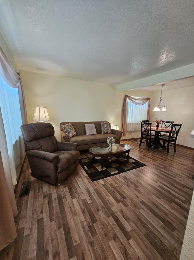 Building Photo - 2805 Lowridge Ct