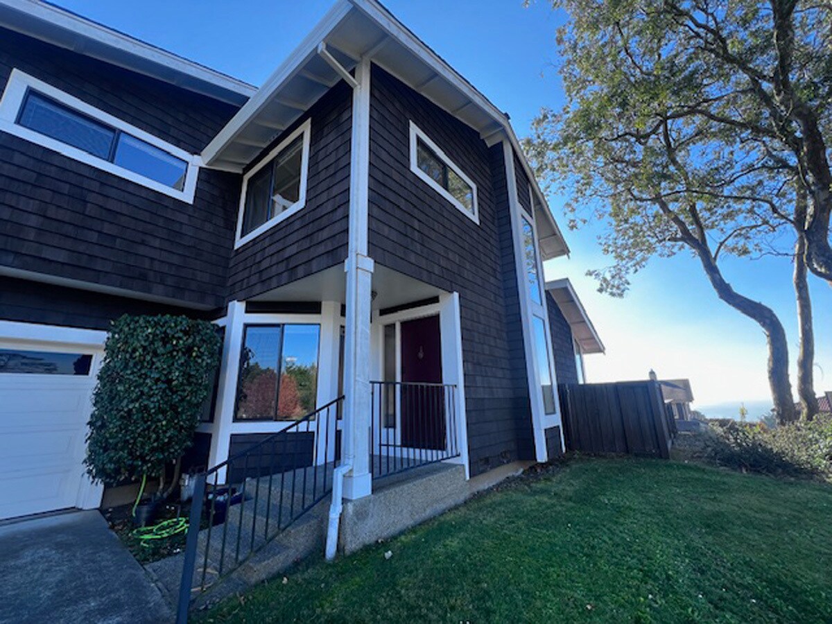 Building Photo - 2221 Pinehurst Way