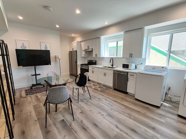 Building Photo - 3020 Normandie Ave
