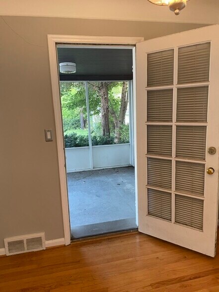 Entry to Patio - 1017 Henrietta St