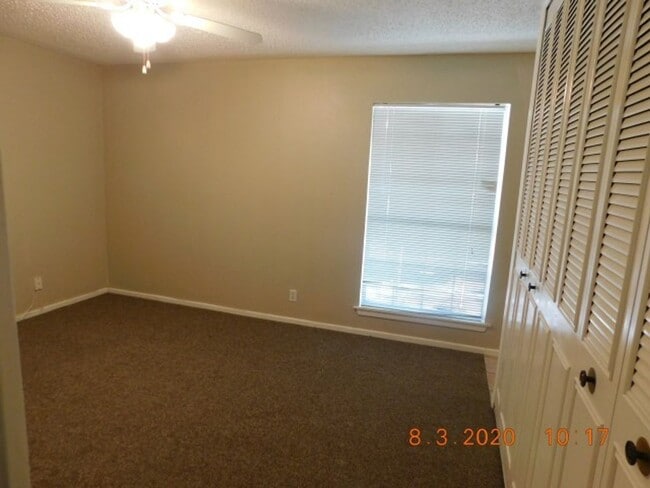 Building Photo - Spacious 4 bedroom 2 bath home in Camelot II