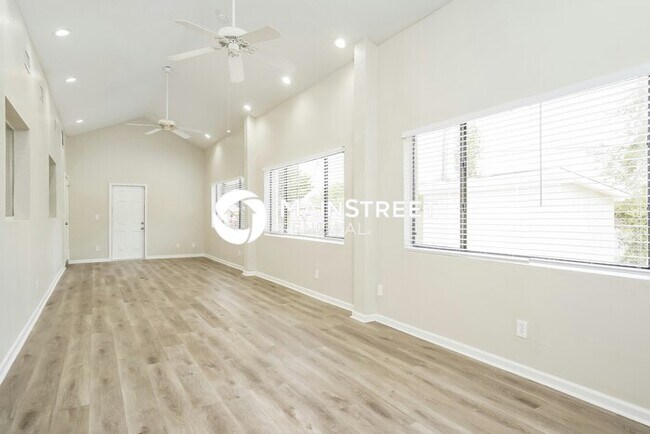 Building Photo - 3 Bedroom Pet-Friendly Home in Fort Myers, FL with Main Street Renewal