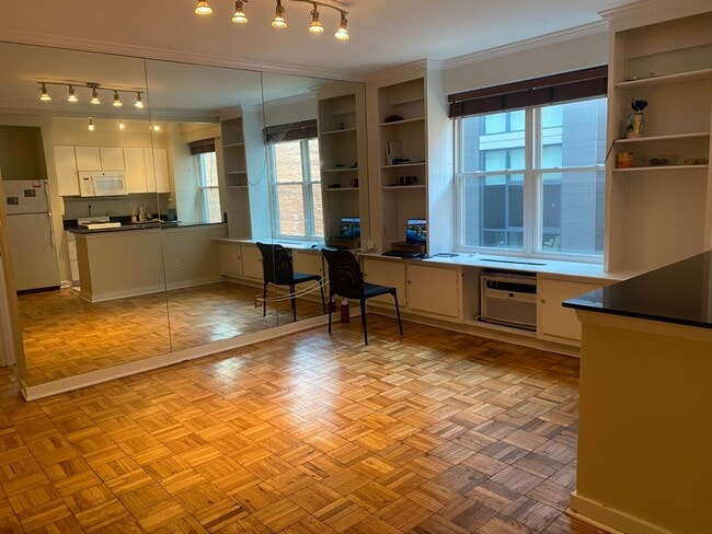 Primary Photo - Charming 1 Bed 1 Bath Mid-Rise Condo In We...