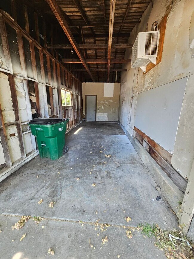 Building Photo - 2 Bedroom 1 Bath Apartment for Rent in Cor...