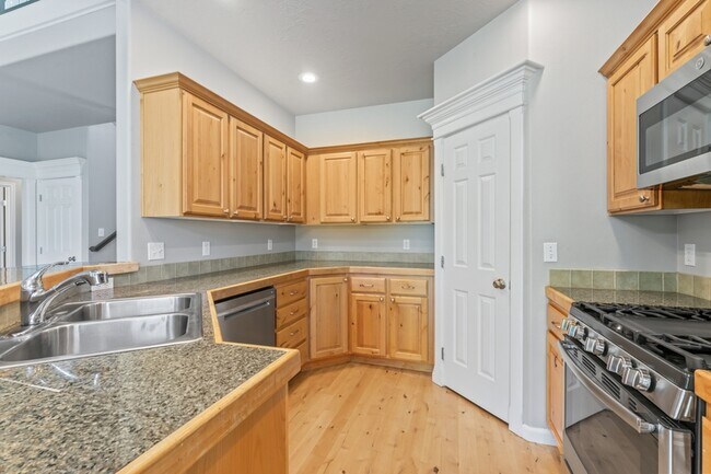 Building Photo - 552 E Whitney Ct