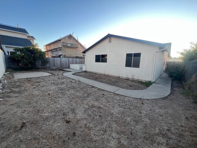 Building Photo - Spacious 4BR/2BA Mira Mesa Home For Rent!