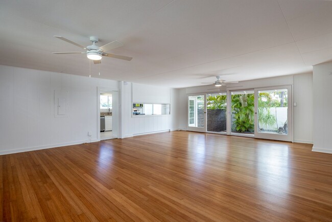 Building Photo - Mid-century modern Kalaheo Ave. Beach side...