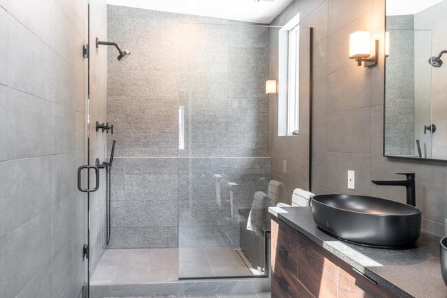 Building Photo - 103 17th St SE