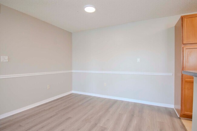 Building Photo - Lake Front 1BR + Den -Move In Special Available