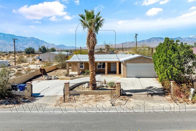 Building Photo - Charming 4 Bed/2.5 Bath Home With Spacious Backyard And Gated Entrance!