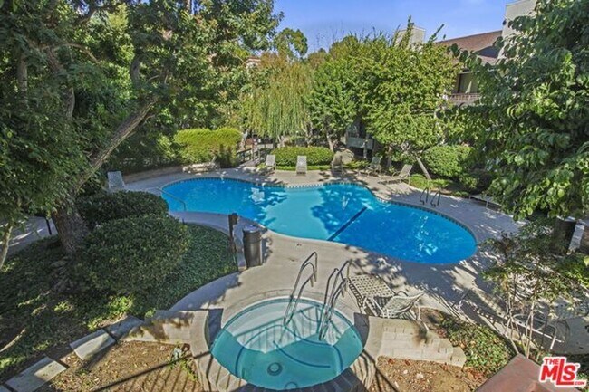 Building Photo - Stunning Playa del Rey Condo Awaits You!