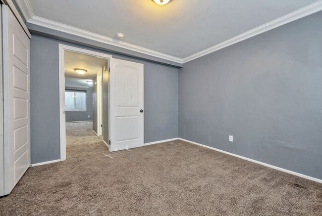 Building Photo - Awesome Rose Park Thouse in quiet community!