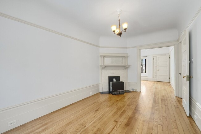 Building Photo - Large, pet friendly 2BR with hardwood floors and laundry in unit