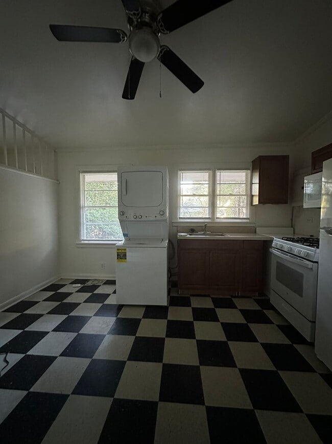 Building Photo - 2 bedroom, 1 bathroom updated home in Norm...