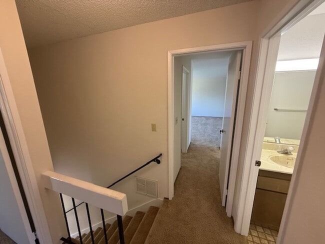 Building Photo - 3-Bed / 2.5 Bath Home in Quiet Benicia Hil...