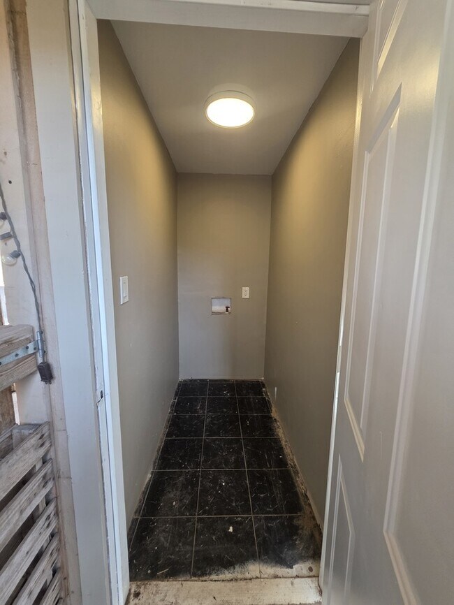 Building Photo - 3 bed 1 bath home, move in ready!
