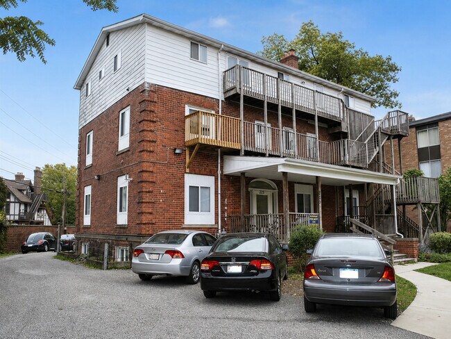 Building Photo - 825 Tappan