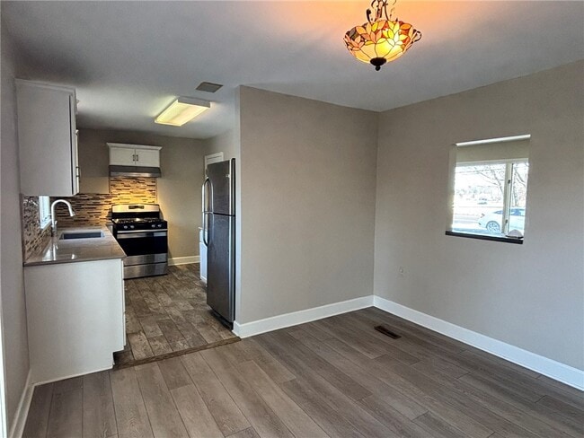 Building Photo - 1289 Creek St