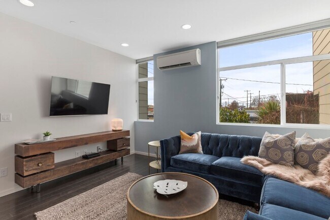 Building Photo - 4Bd/3Ba Seattle Townhome