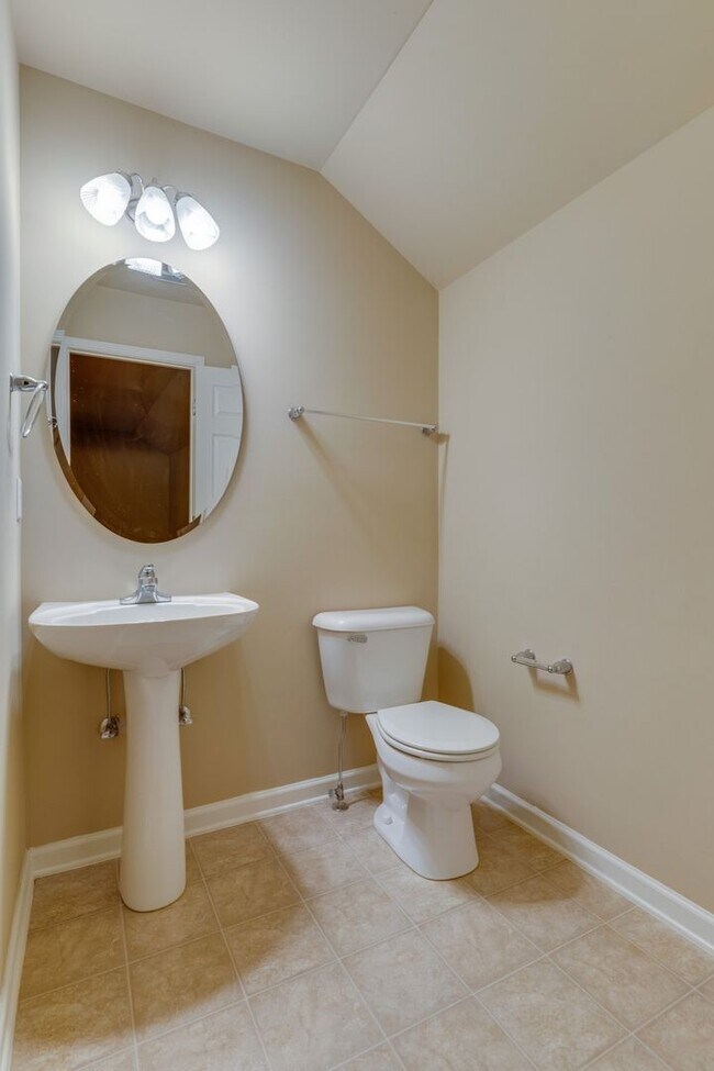 Building Photo - Beautiful 2-Bed, 2.5-Bath Townhouse in Har...