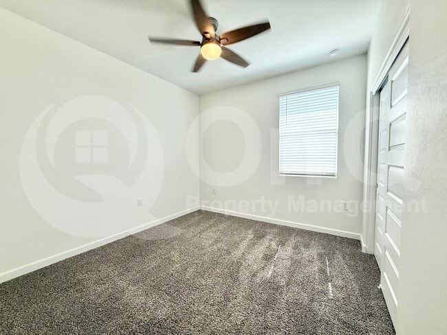 Building Photo - 3246 W Sable Ave