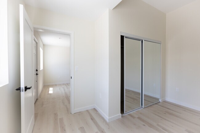 Building Photo - 400-402 Western Ave unit # F