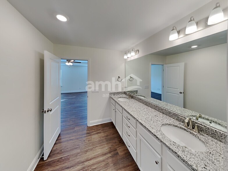 Building Photo - 1105 Amberly Wy