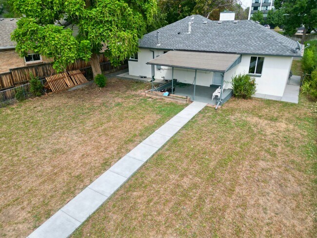 Building Photo - Beautifully remodeled mid-century modern h...