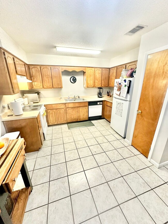 Building Photo - Nice 2 bedroom / 2 bathroom / 2 car garage single story town home for rent in Shalimar!