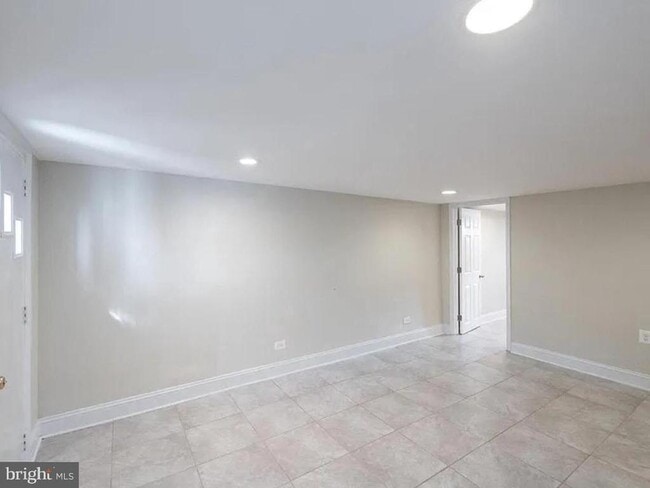 Building Photo - 465 Luray Pl NW