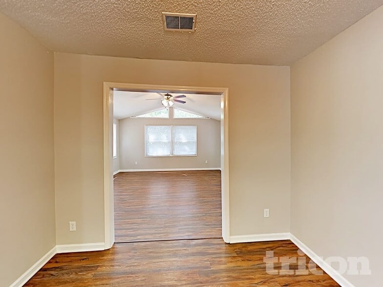 Building Photo - 204 Winslow Way