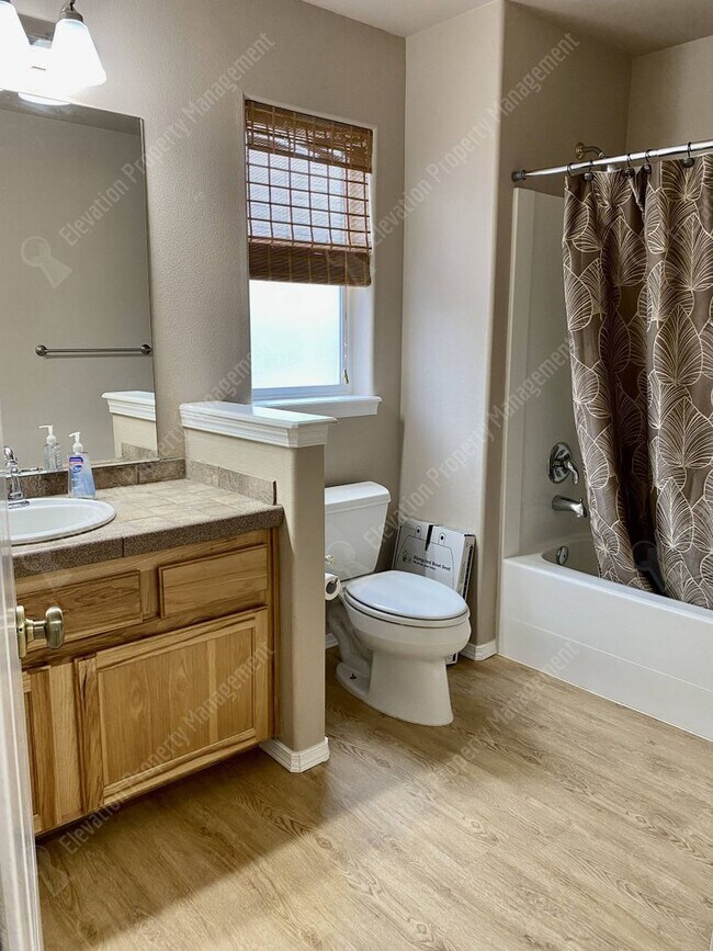 Building Photo - Single-Level home in NE Redmond with fenced backyard!