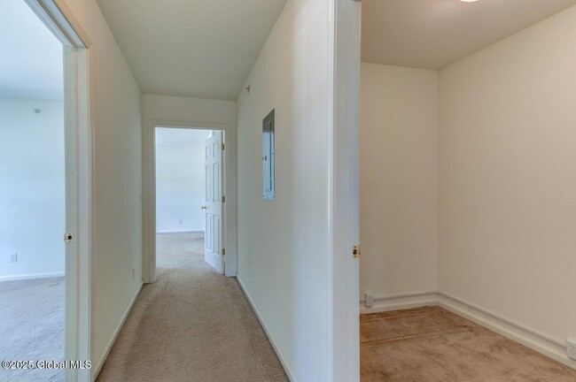 Building Photo - 5 Heritage Way