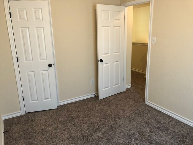 Building Photo - Town home for rent