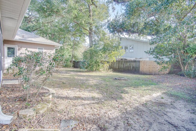 Building Photo - Festive Move-In Special! 4BR/3BA Lenox Gem...