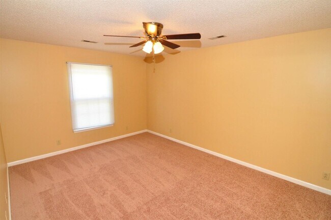 Building Photo - Sweet 3 bed 2.5 ba.  1 car garage in St B