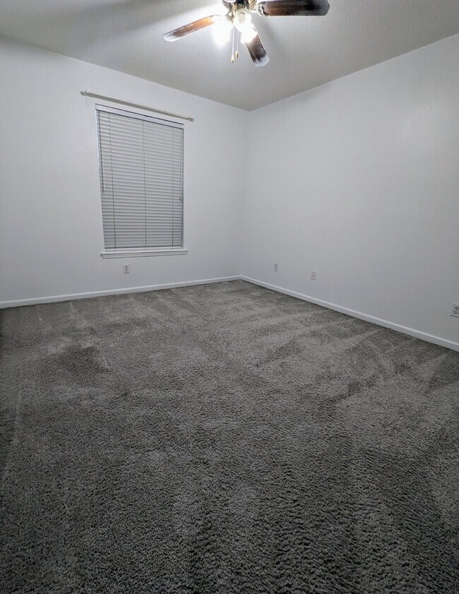 Building Photo - Beautiful Move-In Ready 3/2 Condo near Town Center & UNF