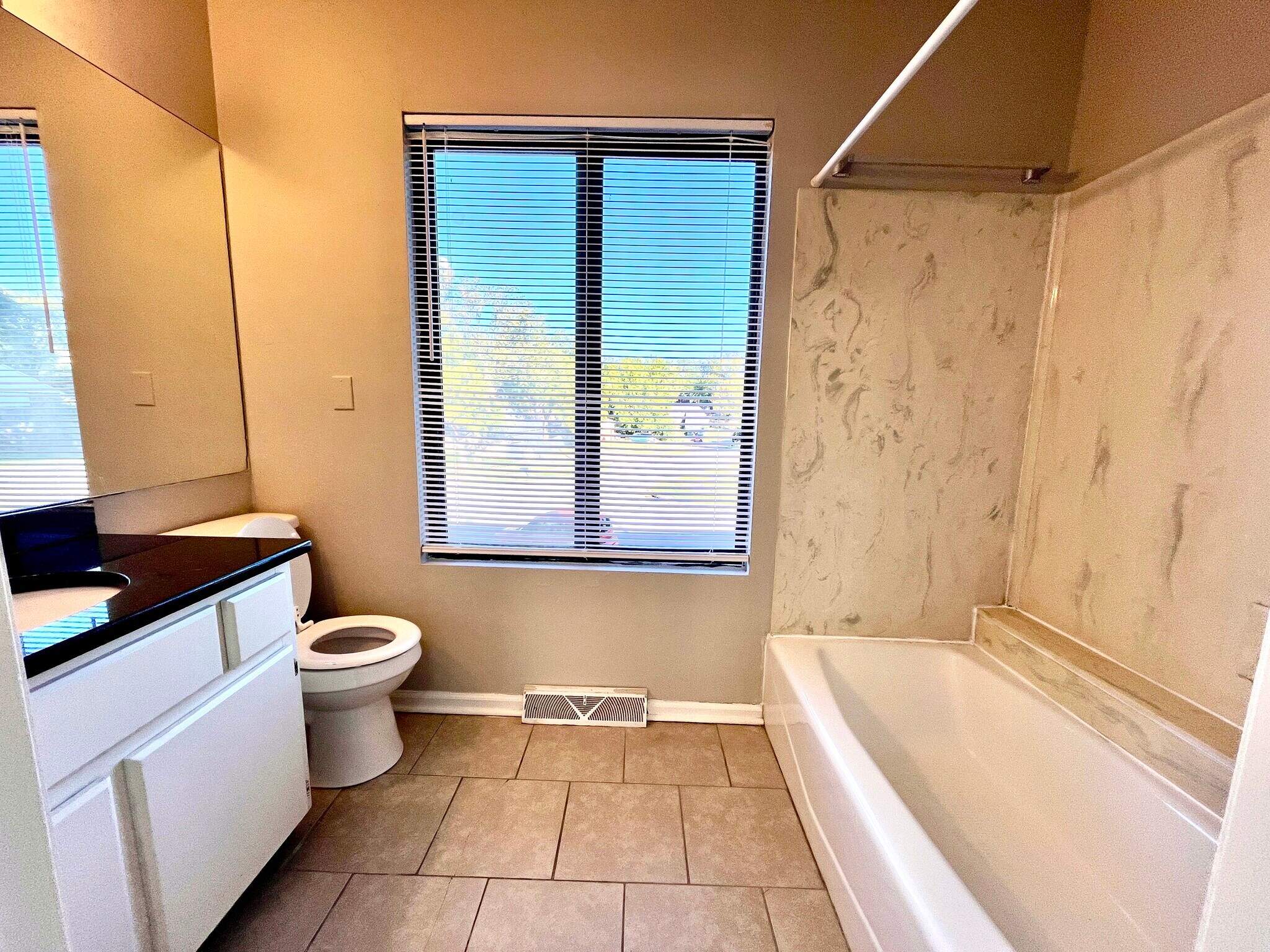 Building Photo - 3660 Walden Dr