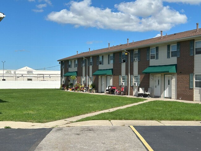 Building Photo - 3 Bedroom/1 bathroom renovated townhouse.