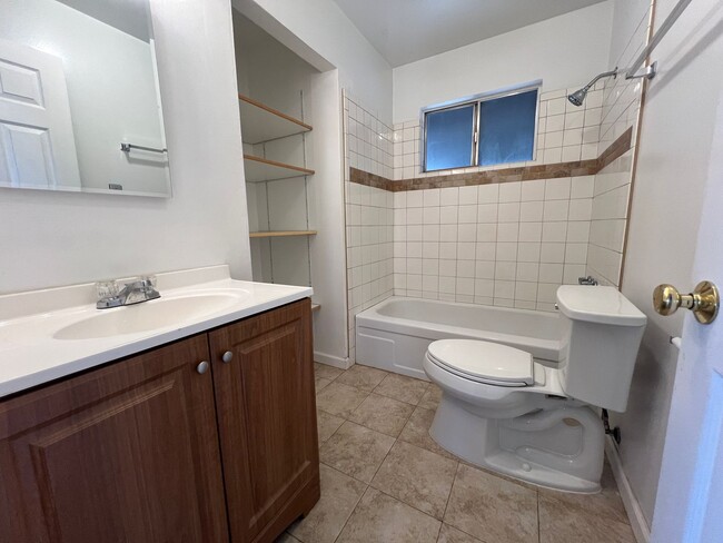 Building Photo - Recently Renovated 2 Bedroom Home near Han...