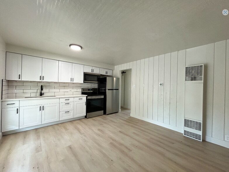 Building Photo - 951 N Redwood Rd