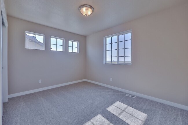 Building Photo - 1062 W Osprey Dr
