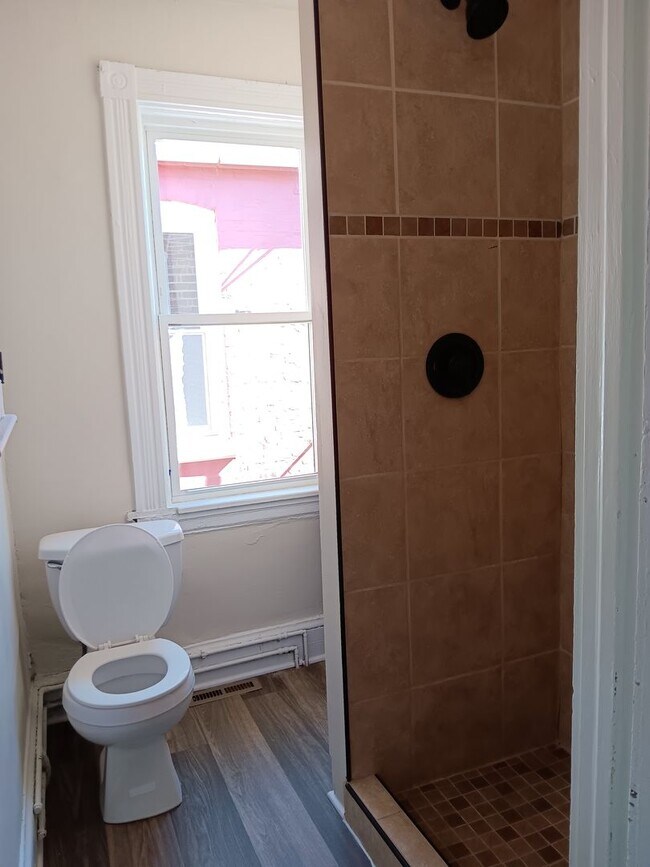 Building Photo - Charming 3BR Townhouse in Cabbage Hill - Section 8 Approved!