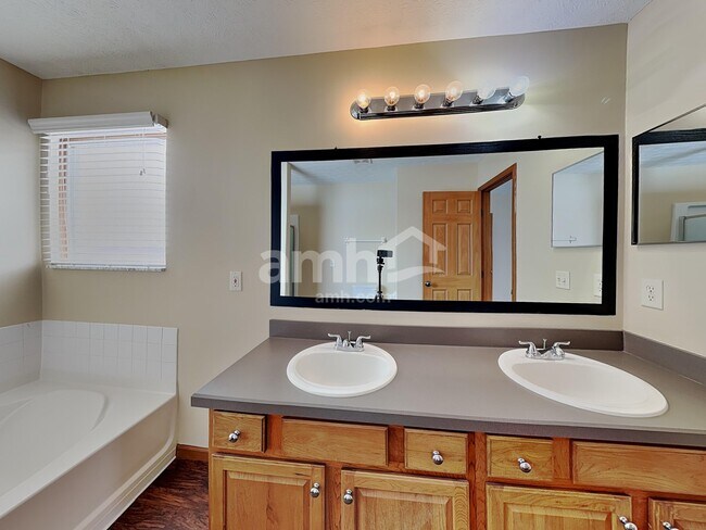 Building Photo - 748 Woodington Dr