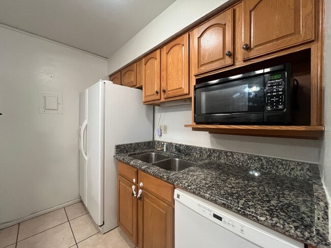 Building Photo - Southside Townhome!!