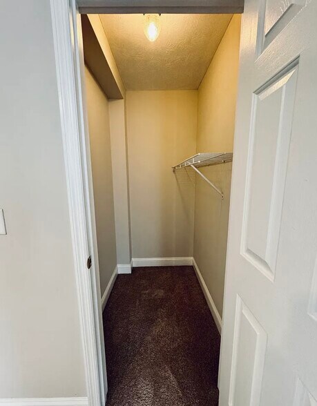 Building Photo - 634 Hampton Way