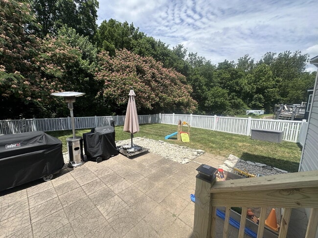 Building Photo - Seckman 3 bedroom 2 story fenced in yard