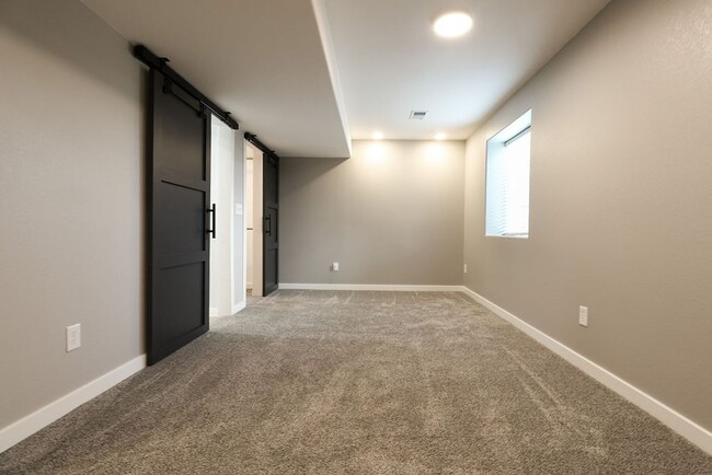 Building Photo - Beautifully Renovated Town home in Eaton.